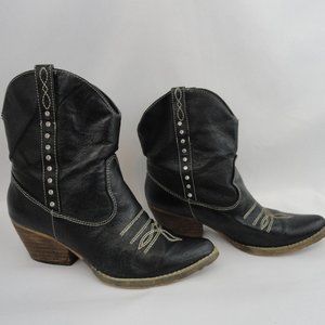 Very Volitile womens boots, size 6. (A21)